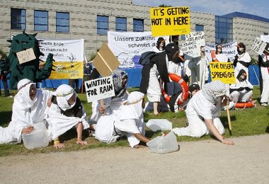 Aktivisten von Greenpeace und BUND demonstrierten am Montag in B... Aktivisten von Greenpeace und BUND demonstrierten am Montag in B...