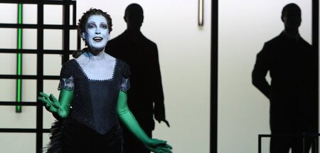Angela Winkler in Robert Wilsons »Lulu«-Inszenierung 2011 am Ber...
