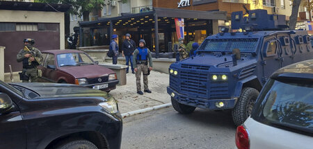Kosovarische Polizisten durchsuchen ein Restaurant und ein Gebäu...