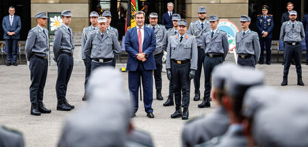 Ministerpräsident Markus Söder inmitten von Gebirgsjägern (Münch...