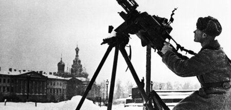 Das Erlittene und das Erkämpfte: Rotarmist mit Flugabwehrgeschüt...