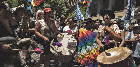 Bunt und laut: Demonstranten gegen den neoliberalen Kahlschlag M...