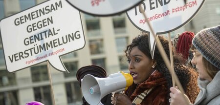 Laut und deutlich: Protest zum Internationalen Tag gegen weiblic...