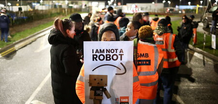 »Ich bin kein Roboter«: Beschäftigte des Amazon-Verteilzentrums ...