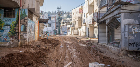 Israelische Bulldozer haben diese Straße in Dschenin unpassierba...
