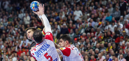 Hatte seine liebe Not: Renārs Uščins (l.) im Duell mit Domagoj D...