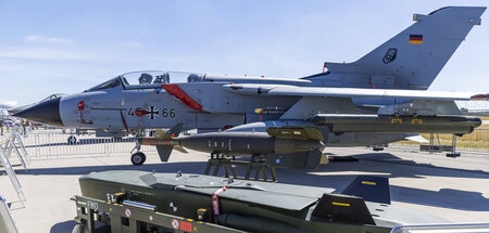Ein »Tornado«-Jagdbomber der Luftwaffe, im Vordergrund ein TAURU...
