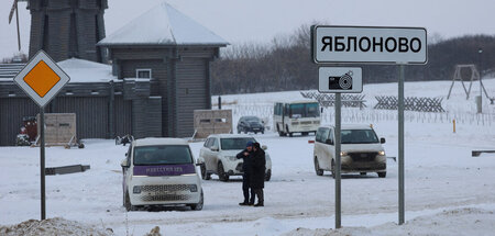 Scheinbar alles ruhig: Parkplatz nahe der Absturzstelle im Dorf ...
