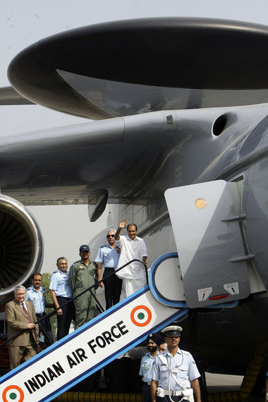 Minister Antony (rechts auf der Gangway) neben der IL-76 mit AWA...