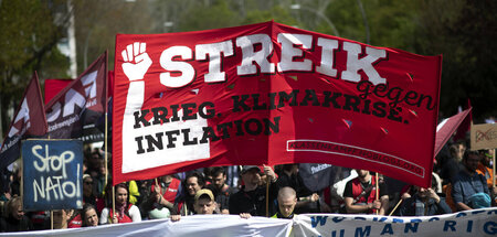 Transparent auf der DGB-Demononstration am 1. Mai 2023 in Berlin