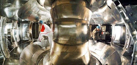 Blick in den Donut. Die Plasmakammer eines Tokamak-Versuchsreakt...