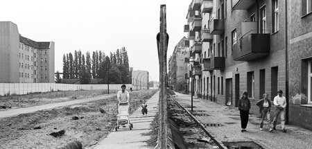 Getrennt marschieren. Links Treptow, Osten, rechts Neukölln, Wes...