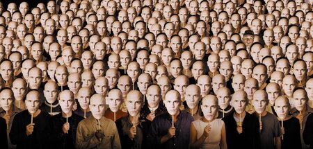 Maske und Macht: John Malkovich vervielfältigt sich