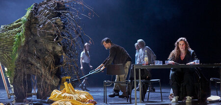 Ein toter Baum stört den Schlaf des Zuschauers nicht