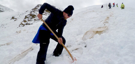 Bevor alles taut: Schneekeeper Horst-Oliver legt sich ins Zeug: ... Bevor alles taut: Schneekeeper Horst-Oliver legt sich ins Zeug: ...