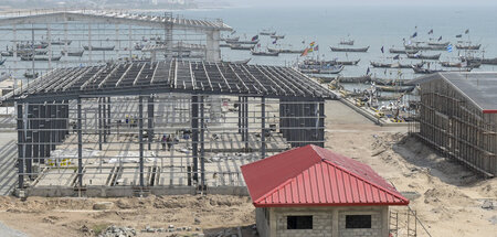 Fischereihafen in Accra, Ghana, mit Neubauten der China Railway ...
