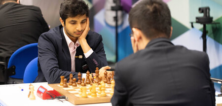 Schlägt die Ungeschlagenen: Wei Yi (r.) im Duell mit Vidit Gujra...