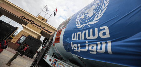 Überlebenswichtig: UNRWA-Tankwagen wartet am Grenzübergang in Ra...