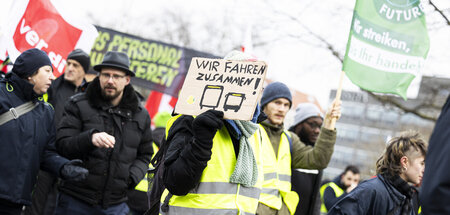 Klimaschutzaktivisten, Gewerkschafter und ÖPNV-Beschäftigte demo...