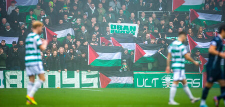 Solidarisch mit Palästina: Fans von Celtic Glasgow bei einem Spi...