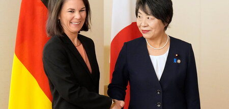 Deutsch–japanisches Händeschütteln und gemeinsame Remilitarisier...
