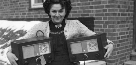 Mit militärischen Komponenten: Zwei Nachkriegsradios der Firma H...