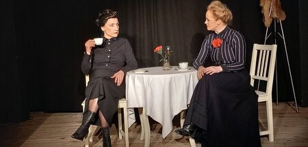 Wo sind die Gegner? Clara Zetkin (Anna Keil, r.) und Rosa Luxemb...