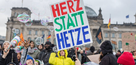 »Wir sind die Brandmauer« ist das Motto der Demonstrierenden (Be...