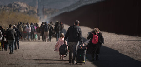 Migranten, die es über die Grenze geschafft haben, auf dem Weg z... Migranten, die es über die Grenze geschafft haben, auf dem Weg z...