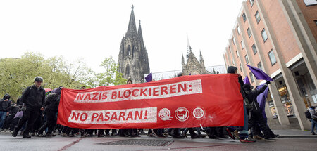 Kölner Antifaschisten demonstrieren während eines AfD-Bundespart...