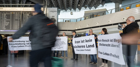 Protest vor den Schaltern der Lufthansa am Frankfurter Flughafen... Protest vor den Schaltern der Lufthansa am Frankfurter Flughafen...