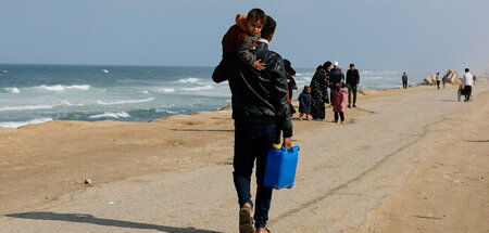 Mit dem letzten Hab und Gut: Palästinenser am Strand von Rafah i...