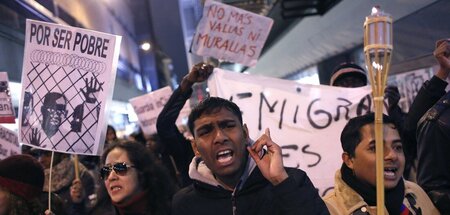 Wütender Protest: Schon vor zehn Jahren gingen Menschen gegen il... Wütender Protest: Schon vor zehn Jahren gingen Menschen gegen il...