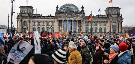 Demonstranten vor dem Reichstagsgebäude in Berlin (3.2.2024)