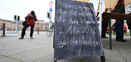 Stand der »Initiative 2. Mai« vor dem Landgericht Mannheim (12.1...