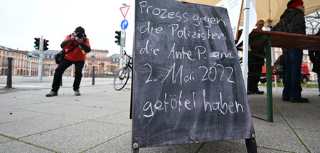 Stand der »Initiative 2. Mai« vor dem Landgericht Mannheim (12.1... Stand der »Initiative 2. Mai« vor dem Landgericht Mannheim (12.1...