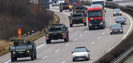 Gepanzerte Bundeswehr-Fahrzeuge auf der A 2 in Brandenburg (2.2....