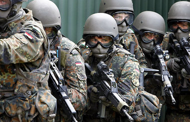 Oldenburgische Luftlandebrigade 31 übt den Häuserkampf. Bisher v... Oldenburgische Luftlandebrigade 31 übt den Häuserkampf. Bisher v...