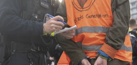 Jetzt nur noch Unterstützungsunterschriften sammeln: Ein Polizei...