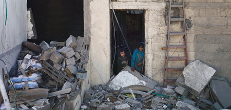 Um ihre Zukunft streiten die Diplomaten: Kinder in einer Ruine i...