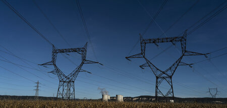 Strommasten auf einem Feld in der Nähe des Kernkraftwerks Bugey 