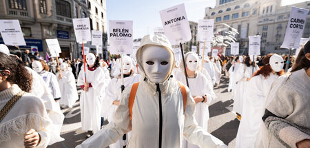 Mit Namen von Gewaltopfern demonstrieren Frauen gegen Gewalt an ...