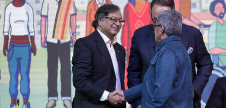Kolumbiens Präsident Gustavo Petro beim Handschlag mit dem ELN-R...