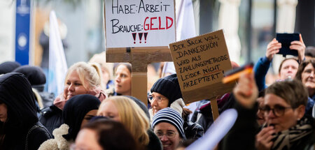 Mehr als 200 MFA haben am Donnerstag lautstark vor der Bundesärz...