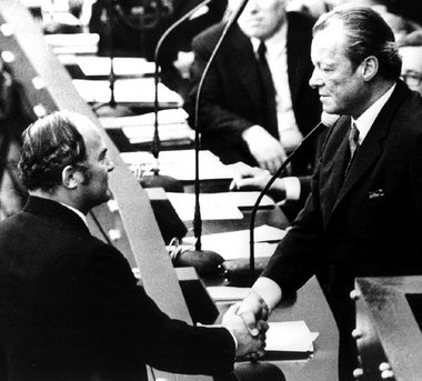 Nach dem gescheiterten Mißtrauensvotum: Willy Brandt (r.) und Op...