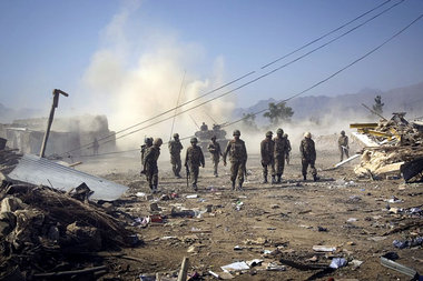 Verbrannte Erde – pakistanische Soldaten beim Einmarsch in Loi S...