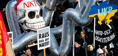 Hat die Ampel fest im Griff: NATO-Krake (München, 7.2.2015)