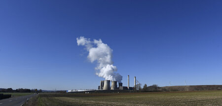 Dampfwolken über dem RWE-Kohlekraftwerk in Eschweiler bei Aachen