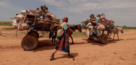 Flucht aus dem Kriegsgebiet: Eine Sudanesin sucht mit Hab und Gu...