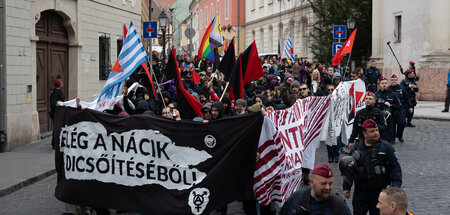 Verschiedene Banner, ein Block: Demonstranten ziehen durch Budap...